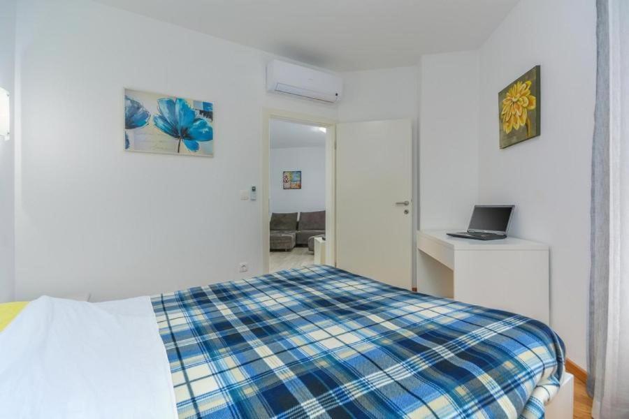 Lux Hotel Novigrad  Exterior photo